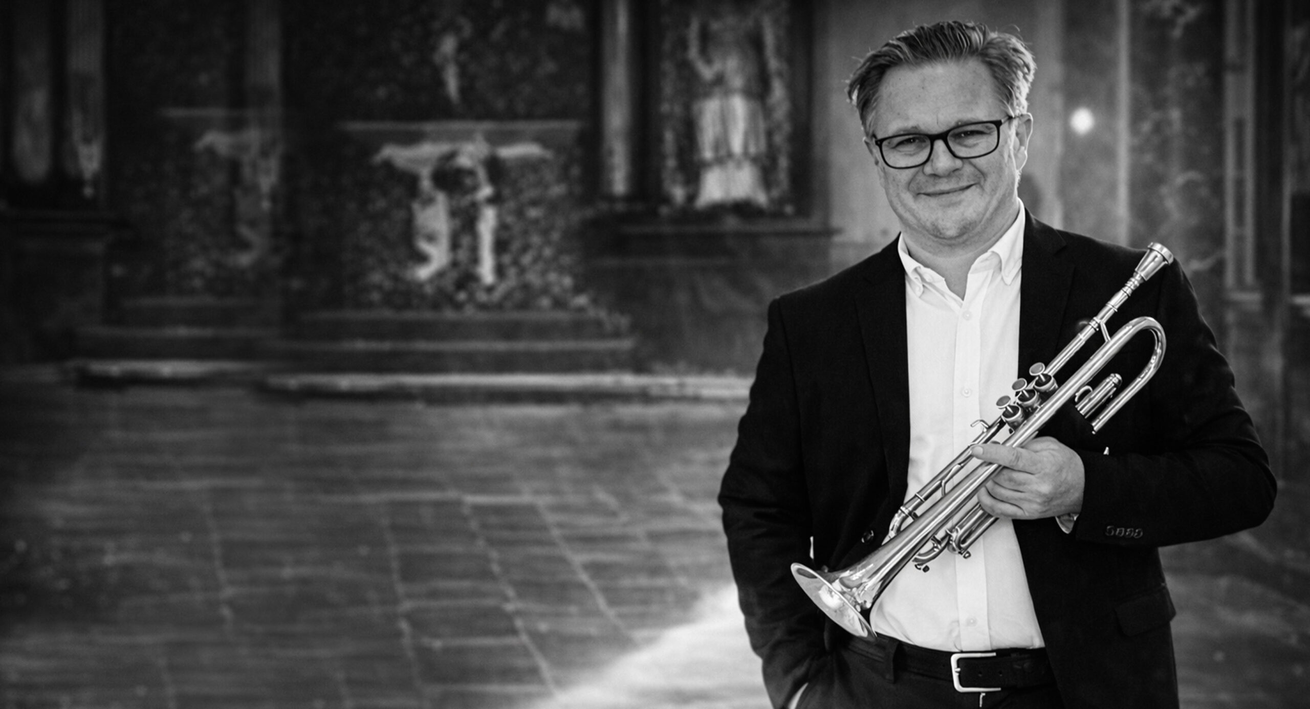 Solotrompet til kirker, bryllupper, begravelser & morgenmusik Søren Peter Frøsig spiller som solist til bryllupper, begravelser, bisættelser, højtider og morgenmusik (kobber, sølv, guld og diamant). Trompeten tilfører højtidelighed, varme og et mindeværdigt musikalsk øjeblik.